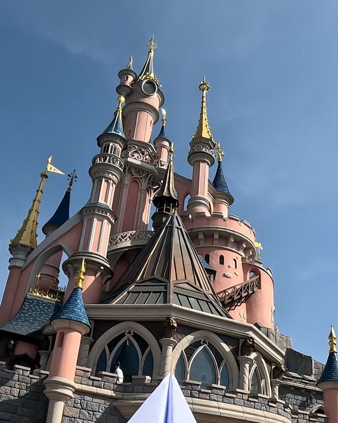 Het kasteel van Disneyland Paris onder een blauwe lucht